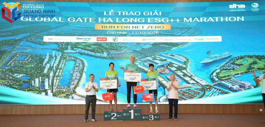 Ban Tổ chức trao giải cho các vận động viên nam đạt thành tích xuất sắc tại cự ly 21km, Giải chạy Global Gate Hạ Long ESG++ Marathon 2026.Ảnh: Báo Quảng Ninh