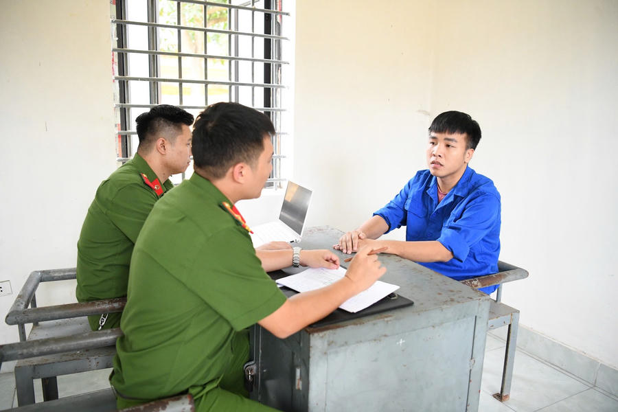 Cơ quan Công an lấy lời khai bị can Vũ Tùng Linh (SN: 1993, trú tại tỉnh Phú Thọ).