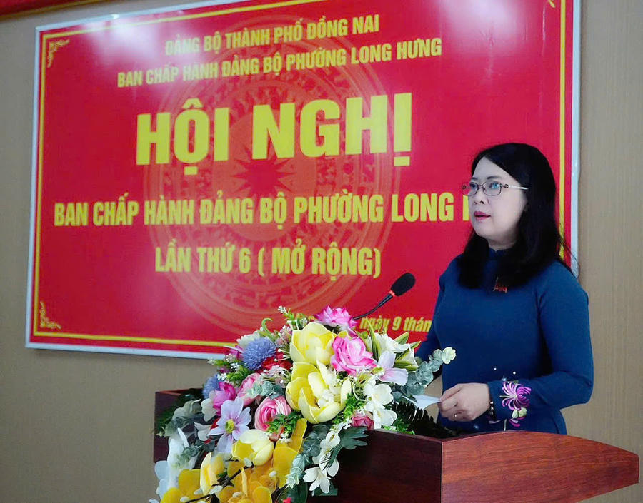 Bà Nguyễn Thị Như Ý, Thành ủy viên, Bí thư Đảng ủy, Chủ tịch HĐND phường Long Hưng phát biểu tại hội nghị.