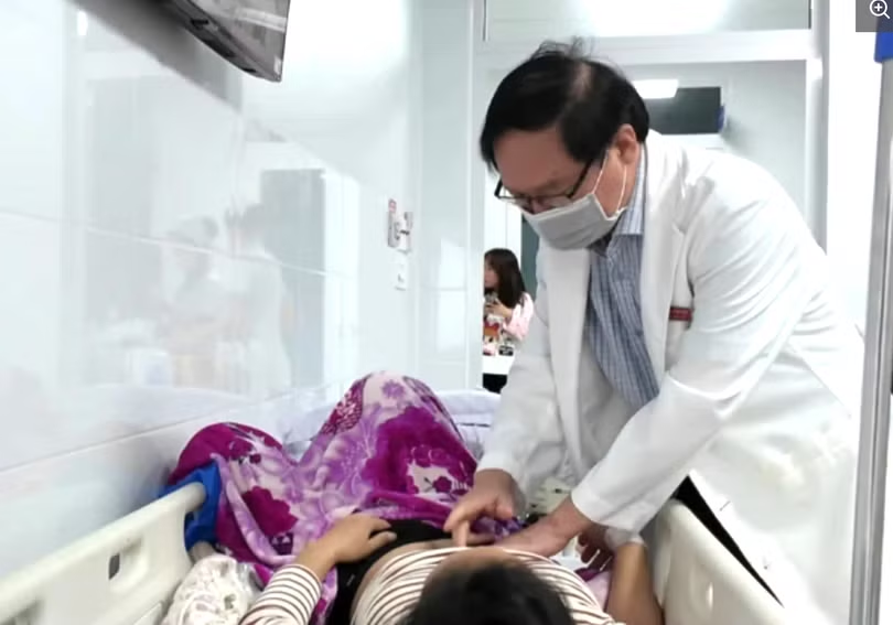 Những người nghi bị ngộ độc do ăn bánh mỳ đang được điều trị tại các cơ sở y tế địa phương. Ảnh: Báo Quảng Ngãi.