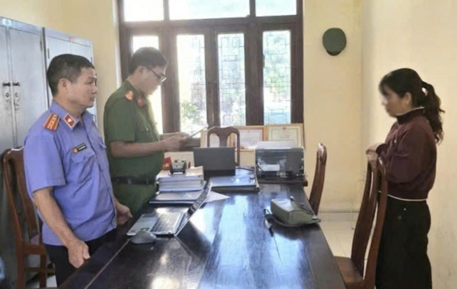 Cơ quan chức năng tống đạt các quyết định tố tung với đối tượng lừa đáo hạn bên ngân hàng để chiếm đoạt tiền tỷ. Cơ quan chức năng tống đạt các quyết định tố tung với đối tượng lừa đáo hạn bên ngân hàng để chiếm đoạt tiền tỷ.