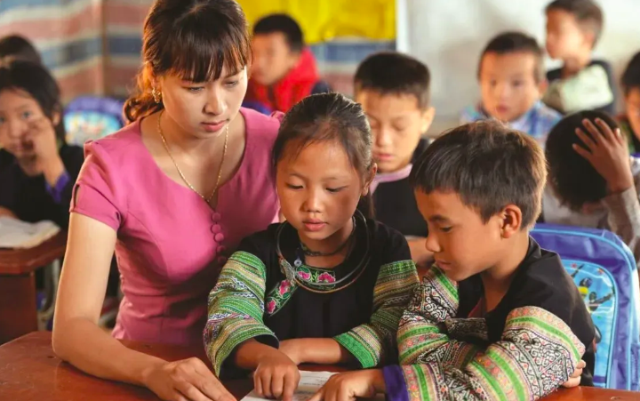 Người tham gia dạy học phải đáp ứng các yêu cầu về phẩm chất đạo đức, sức khỏe, trình độ đào tạo và bồi dưỡng chuyên môn, nghiệp vụ theo quy định. Ảnh: MOET