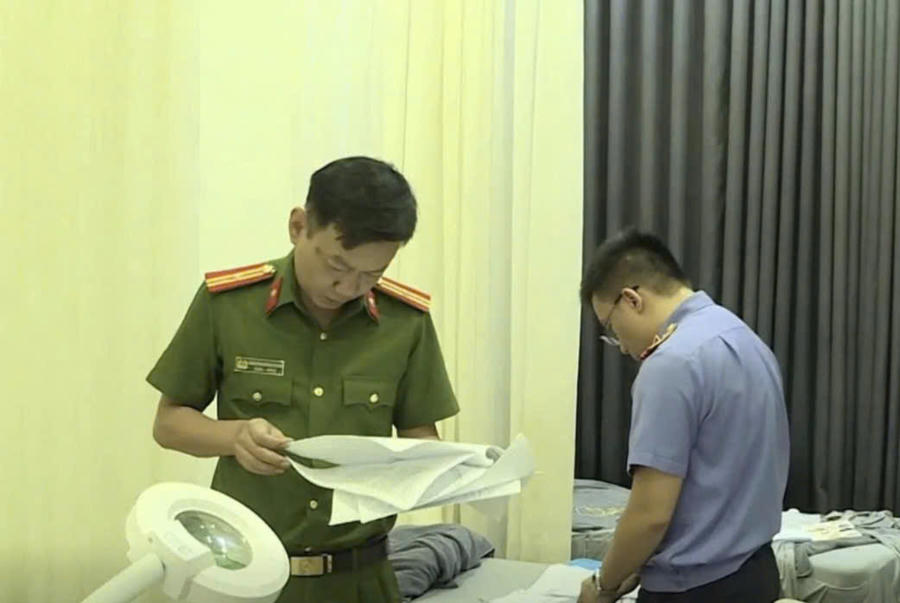 Cơ quan chức năng kiểm tra tại cơ sở thẩm mỹ. Ảnh: Văn Chiểu