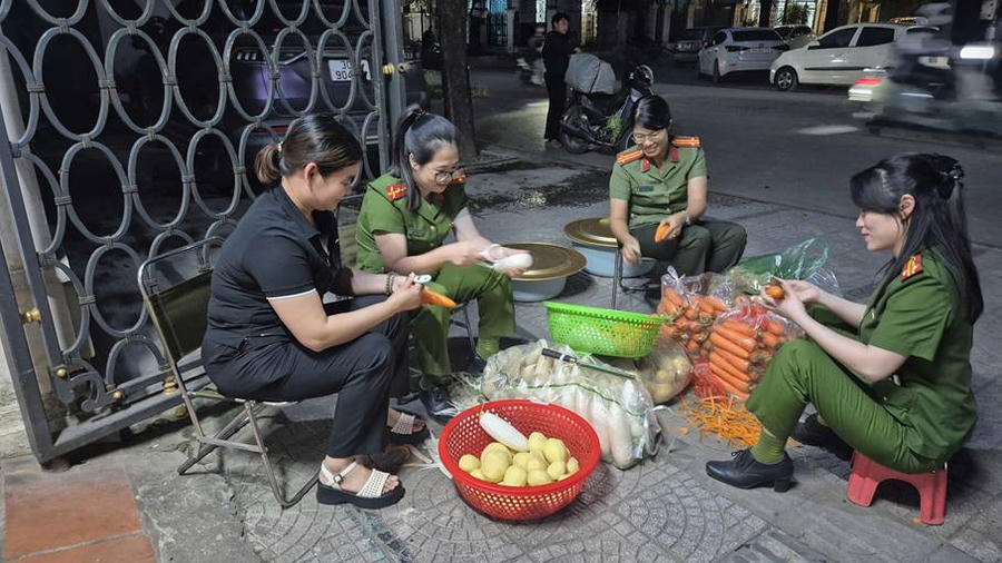 Chiến sĩ cán bộ chuẩn bị nguyên liệu để nấu.