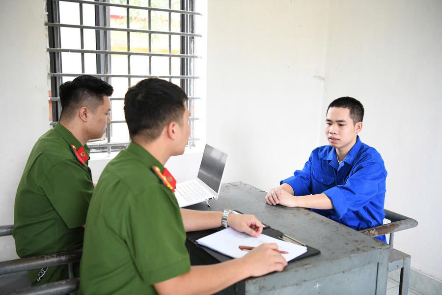 Cơ quan Công an lấy lời khai bị can Nguyễn Văn Nam (SN: 1998, trú tại tỉnh Phú Thọ).