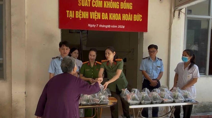 Tổ chức trao các phần cơm cho bệnh nhân