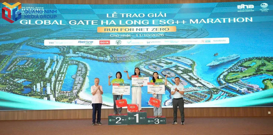 Các vận động viên nữ nhận giải thưởng tại cự ly 10km, Giải chạy Global Gate Hạ Long ESG++ Marathon 2026.Ảnh: Báo Quảng Ninh