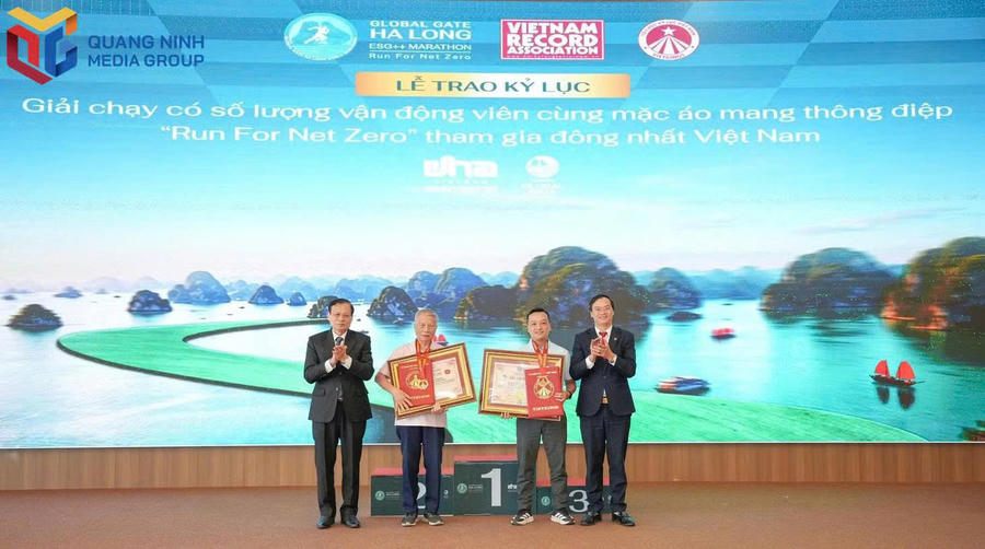 Lễ trao bằng công nhận Kỷ lục Việt Nam cho Công ty TNHH Đức Hương Anh và Công ty CP Vinhomes với giải chạy có số lượng vận động viên cùng mặc áo mang thông điệp “Run for Net Zero” tham gia đông nhất Việt Nam.Ảnh: Báo Quảng Ninh