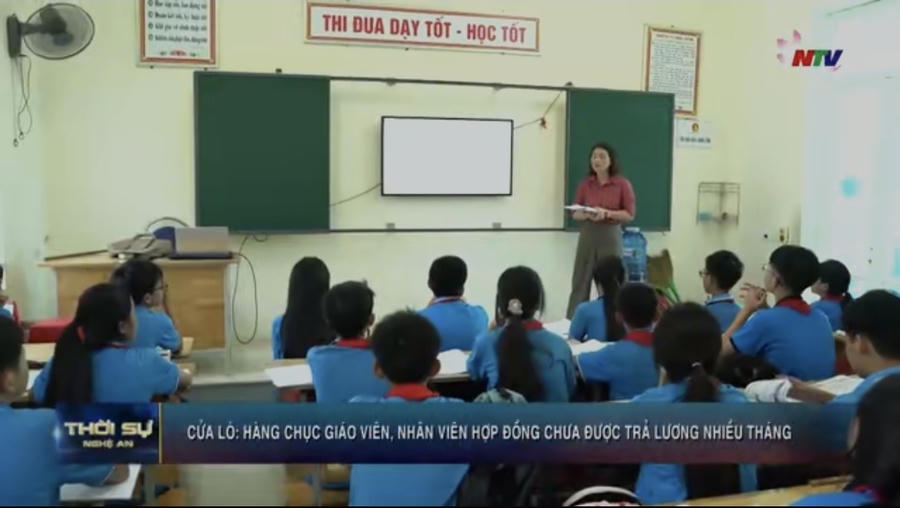 Cô giáo Hoàng Thị Hiền đang giảng dạy học sinh (Người được Thị xã Cửa Lò cũ ký hợp đồng lao động năm 2024). Ảnh chụp màn hình