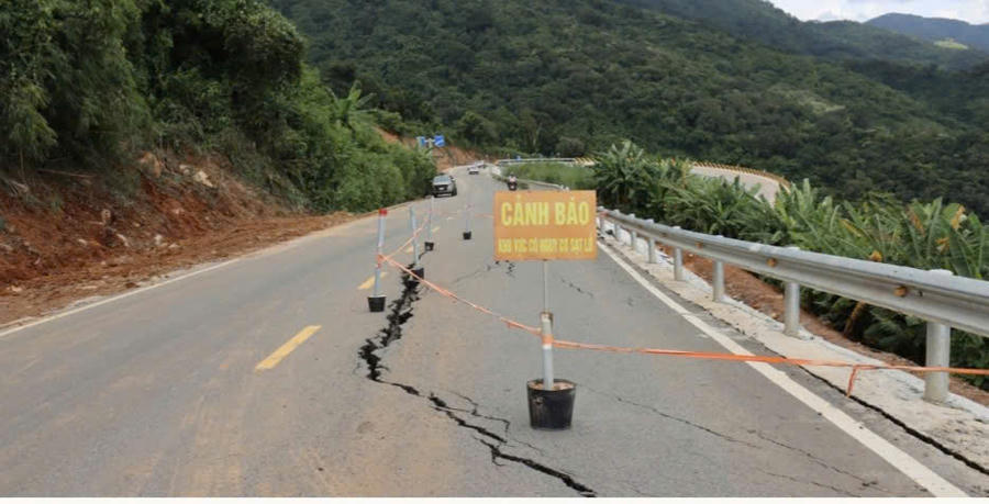 Vết nứt kéo dài hơn 40m, lan gần nửa mặt đường. Khu vực nguy hiểm được căng dây, cắm biển cảnh báo sạt lở. Vết nứt kéo dài hơn 40m, lan gần nửa mặt đường. Khu vực nguy hiểm được căng dây, cắm biển cảnh báo sạt lở.