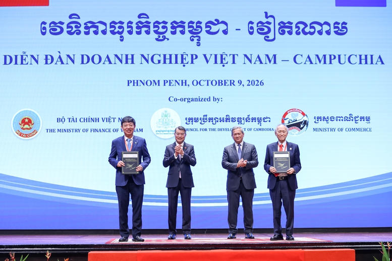 Các cơ quan, doanh nghiệp hai nước Việt Nam và Campuchia trao các văn kiện hợp tác - Ảnh: chinhphu.vn/Nhật Bắc