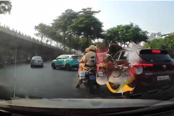 CSGT sử dụng xe chuyên dụng, mở đường hỗ trợ người dân.