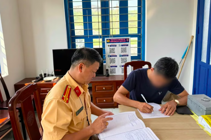 CSGT làm việc với anh B.Đ.H. Ảnh: Đội CSGT đường bộ số 2 CSGT làm việc với anh B.Đ.H. Ảnh: Đội CSGT đường bộ số 2
