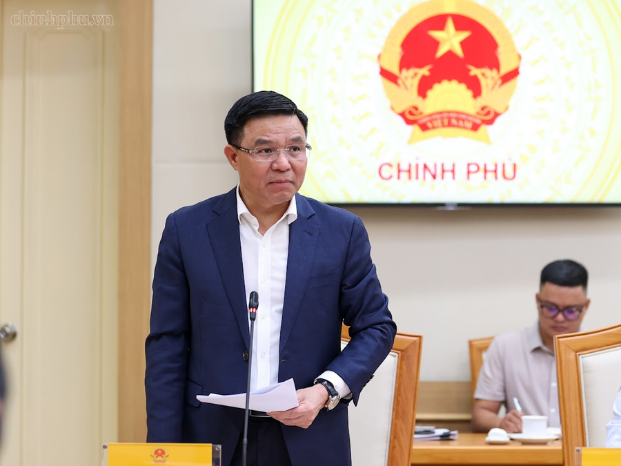 Bộ trưởng Bộ Công Thương Lê Mạnh Hùng báo cáo tại cuộc họp. Ảnh: VGP