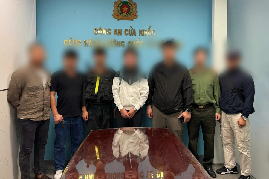 Công an bàn giao các đối tượng tại cửa khẩu cảng hàng không quốc tế Đà Nẵng để đưa về nước (Ảnh: Công an Đà Nẵng).