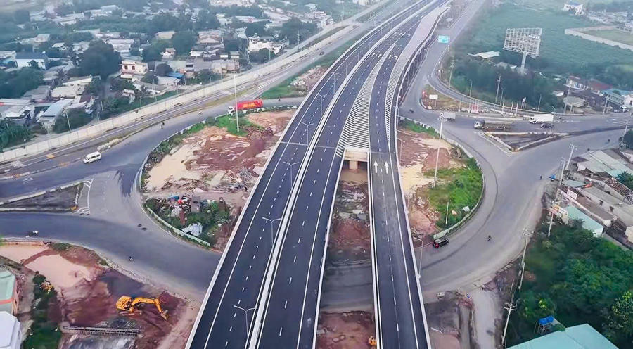 Cao tốc Bến Lức - Long Thành hút gần 260.000 lượt xe sau 10 ngày thông tuyến. Ảnh: DK