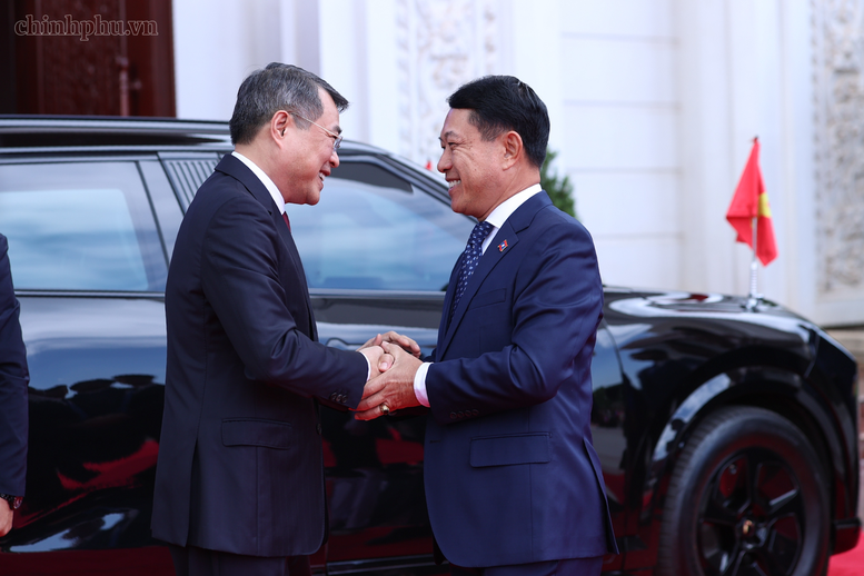 Chiều 8/10, Thủ tướng Chính phủ Lào Saleumxay Kommasith chủ trì lễ đón chính thức Thủ tướng Chính phủ Lê Minh Hưng và Đoàn đại biểu cấp cao Việt Nam - Ảnh: chinhphu.vn/Nhật Bắc