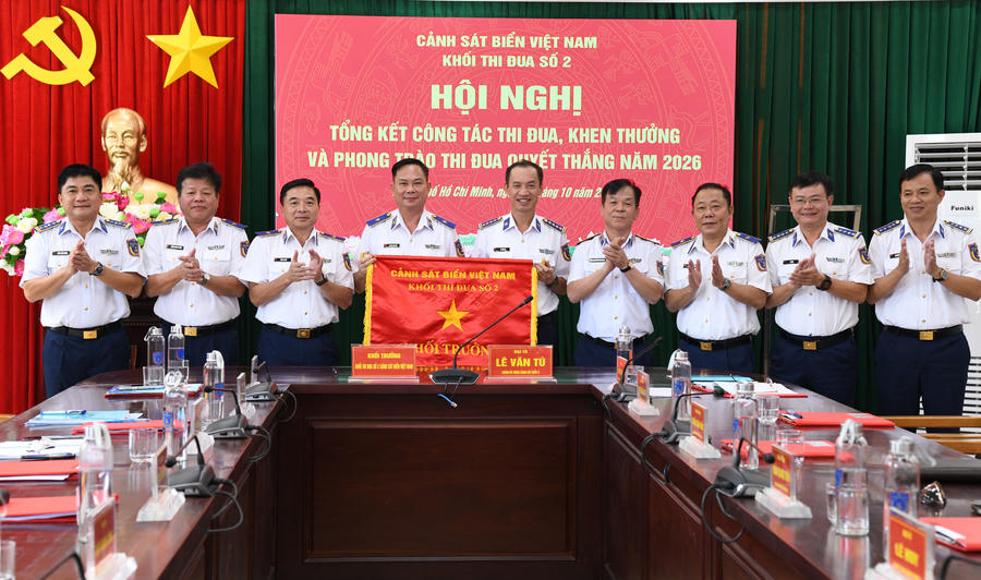 Đại tá Lê Văn Tú ,Chính ủy Vùng Cảnh sát biển 3, Chính ủy Vùng Cảnh sát biển 3 trao cờ Khối trưởng Khối thi đua số 2 Cảnh sát biển Việt Nam cho Thiếu tướng Nguyễn Văn Dũng, Chính ủy Vùng Cảnh sát biển 4. Ảnh: Đức Định.