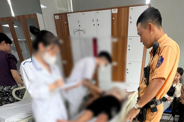 CBCS Đội CSGT đường bộ số 2 liên tiếp hỗ trợ người dân.