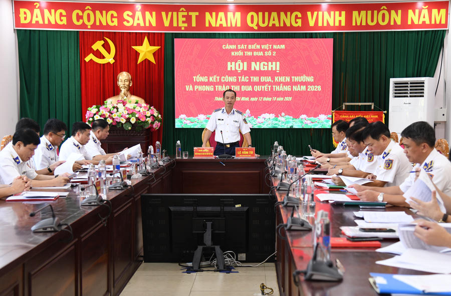 Đai tá Lê Văn Tú, Chính ủy Bộ Tư lệnh Vùng Cảnh sát biển 3 phát biểu tại hội nghị. Ảnh: Đức Định.