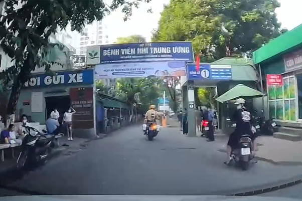 CSGT hỗ trợ bệnh nhi đến bệnh viện cấp cứu.