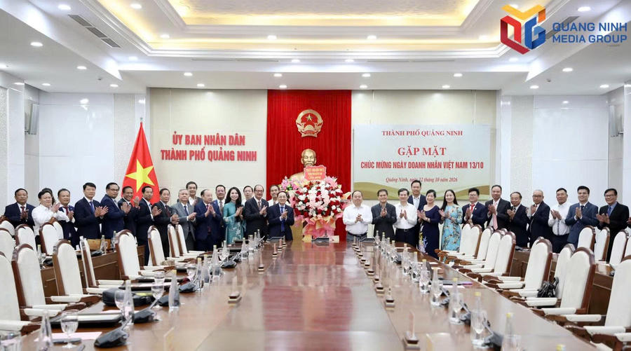 Các đồng chí lãnh đạo thành phố tặng hoa chúc mừng Ban Chấp hành Hiệp hội Doanh nghiệp thành phố.Ảnh: Báo Quảng Ninh
