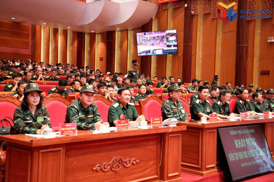 Các đồng chí lãnh đạo Trung ương, lãnh đạo thành phố và các đại biểu tham dự khai mạc diễn tập.Ảnh: Báo Quảng Ninh