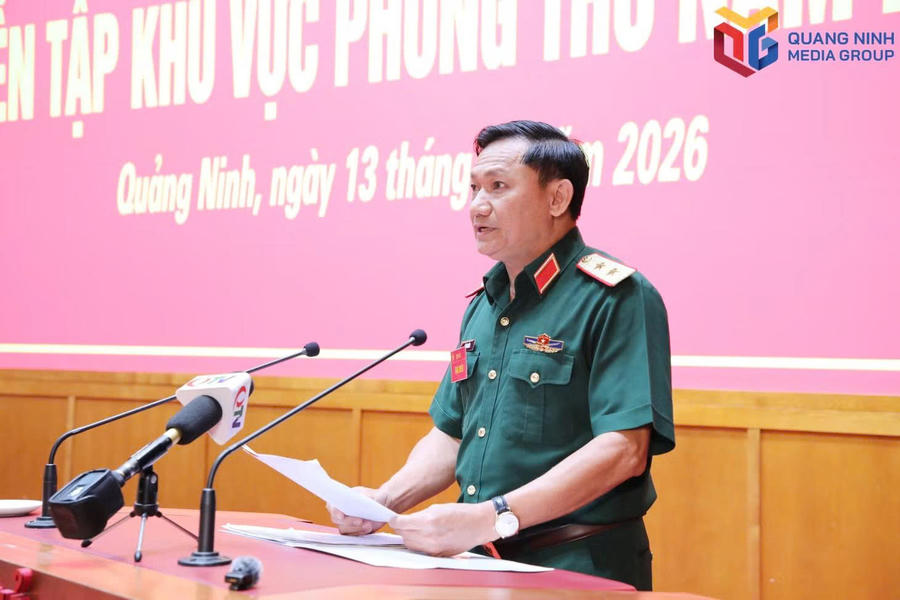 Trung tướng Lê Văn Hướng, Phó Tổng Tham mưu trưởng Quân đội Nhân dân Việt Nam, phát biểu chỉ đạo tại khai mạc diễn tập.Ảnh: Báo Quảng Ninh