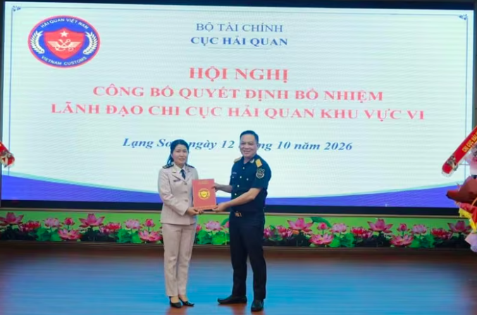 Phó Cục trưởng Cục Hải quan Nguyễn Thành Hưng trao quyết định bổ nhiệm cho bà Nguyễn Thị Minh Hằng. Ảnh: Hoàng Cường. Phó Cục trưởng Cục Hải quan Nguyễn Thành Hưng trao quyết định bổ nhiệm cho bà Nguyễn Thị Minh Hằng. Ảnh: Hoàng Cường.