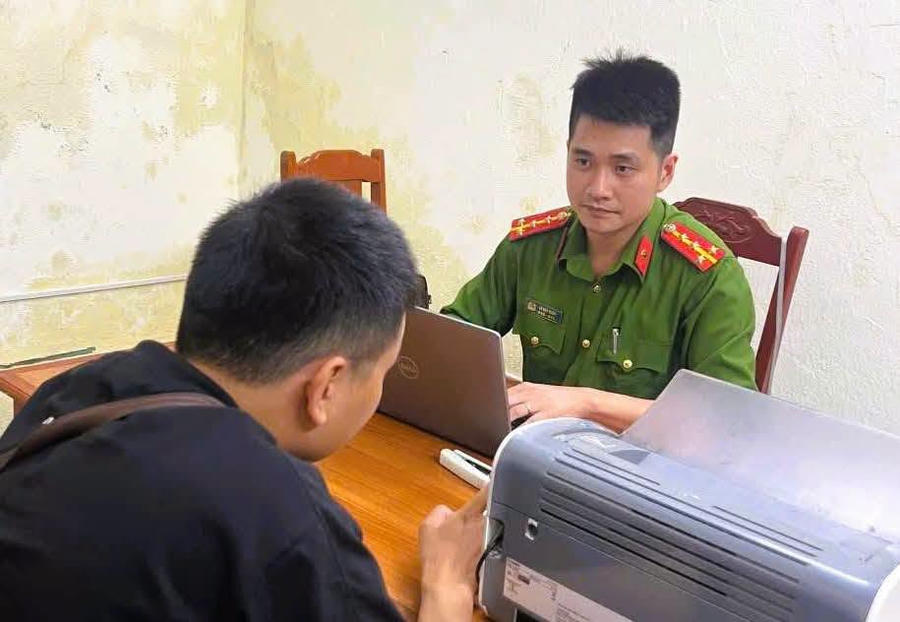 Công an phường Sầm Sơn làm việc cùng các bên liên quan.