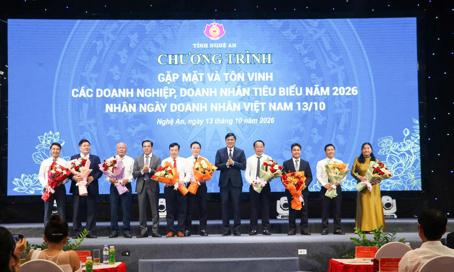 Lãnh đạo Tỉnh ủy, UBND tỉnh Nghệ An tặng hoa chúc mừng Lãnh đạo Hiệp hội doanh nghiệp, Hội Doanh nghiệp, doanh nhân.
