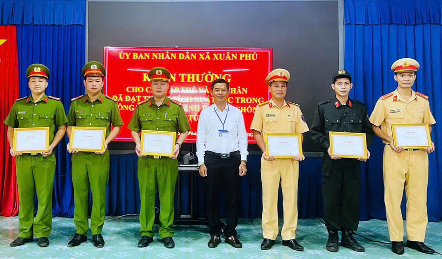 Lãnh đạo xã Xuân Phú khen thưởng các cán bộ chiến sĩ.
