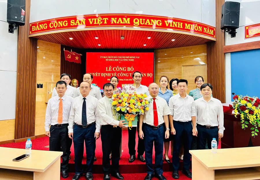 Phó Giám đốc phụ trách Sở Khoa học và Công nghệ Nguyễn Minh Quang tặng hoa chúc mừng tân Phó Giám đốc Sở Khoa học và Công nghệ Đồng Nai Nguyễn Văn Viện.
