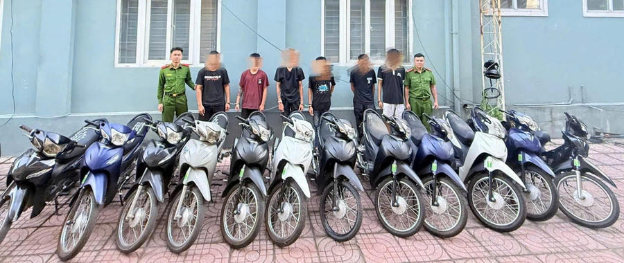 Các đối tượng cùng tang vật - Ảnh Công an Nghệ An.