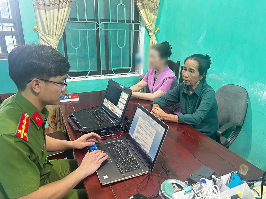 Cơ quan Cảnh sát điều tra làm việc với Hoàng Thị Vui (áo xanh).