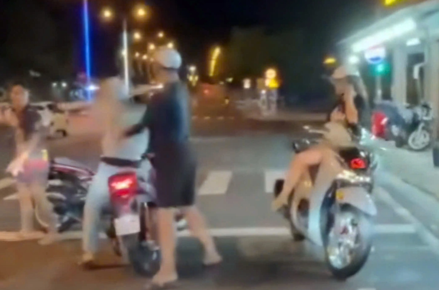 Nam thanh niên hành hung một người khác trên đường ở phường Nam Nha Trang (Ảnh: Cắt từ clip).
