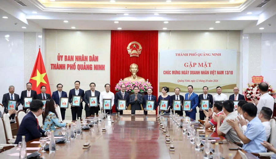 Ông Bùi Văn Khắng, Phó Bí thư Thành ủy, Chủ tịch UBND thành phố, tặng quà lưu niệm cho các thành viên Ban Chấp hành Hiệp hội Doanh nghiệp thành phố.Ảnh: Báo Quảng Ninh