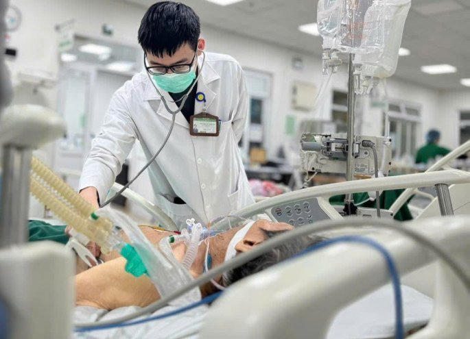 Bệnh nhân đang được các bác sĩ chăm sóc. Ảnh: BVCC.