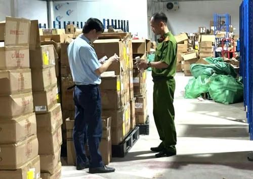 200 nghìn sản phẩm mỹ phẩm không rõ nguồn gốc bị thu giữ tại Bắc Ninh.