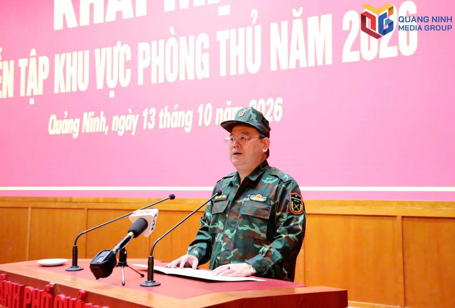 Ông Quản Minh Cường, Ủy viên Trung ương Đảng, Bí thư Thành ủy, Trưởng Đoàn ĐBQH thành phố, Trưởng Ban Chỉ đạo Diễn tập khu vực phòng thủ thành phố năm 2026, phát biểu khai mạc.Ảnh: Báo Quảng Ninh