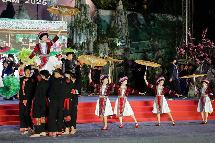 Chương trình khai mạc Lễ hội Hoa Tam giác mạch lần thứ XII năm 2026 diễn ra vào tối ngày 25/10 tại Quảng trường Thanh niên, xã Đồng Văn, tỉnh Tuyên Quang, với chủ đề “Âm vang miền đá.”