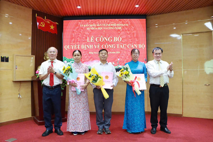Lãnh đạo Sở trao Quyết định luân chuyển, bổ nhiệm CBCC các phòng.