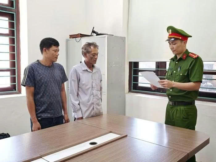 Bị can Trần Văn Tư và Trần Xuân Trọng (từ trái sang) tại Cơ quan Công an. Bị can Trần Văn Tư và Trần Xuân Trọng (từ trái sang) tại Cơ quan Công an.