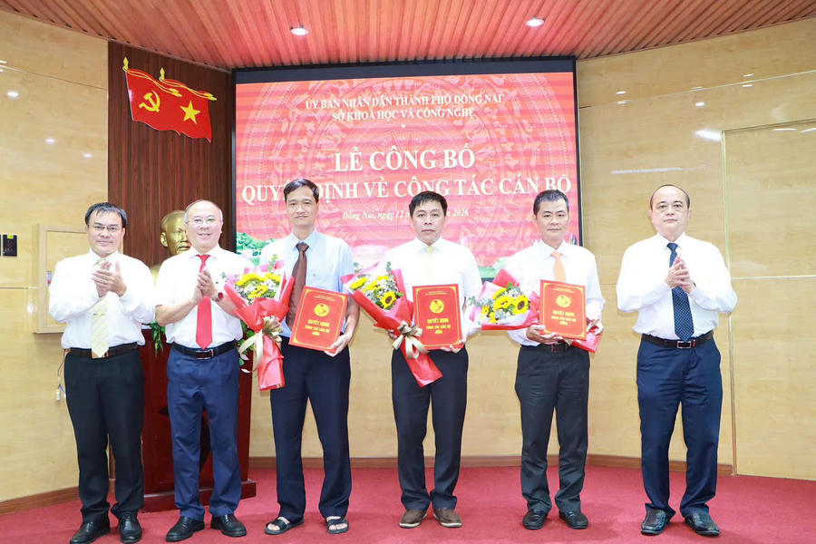 Lãnh đạo Sở Khoa học và Công nghệ trao quyết định, tặng hoa chúc mừng các lãnh đạo trung tâm, phòng chuyên môn mới được điều động, bổ nhiệm.