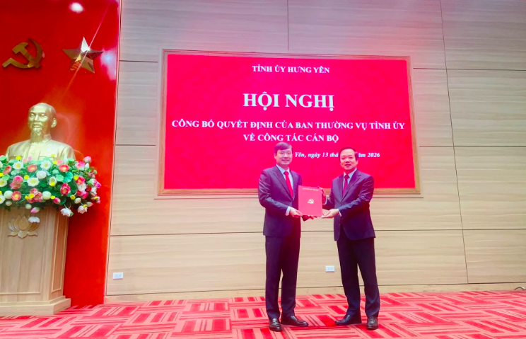 Bí thư Tỉnh uỷ Hưng Yên Phạm Quang Ngọc trao quyết định cho tân Trưởng Ban Tuyên giáo Tỉnh uỷ Nguyễn Tuấn Phong (trái). Ảnh: Ban Tuyên giáo Hưng Yên
Bí thư Tỉnh uỷ Hưng Yên Phạm Quang Ngọc trao quyết định cho tân Trưởng Ban Tuyên giáo Tỉnh uỷ Nguyễn Tuấn Phong (trái). Ảnh: Ban Tuyên giáo Hưng Yên