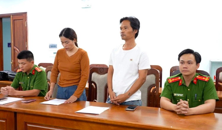 Vợ chồng Dương Thị Phượng và Đỗ Thành Tín tại cơ quan công an. Ảnh: Công an tỉnh Quảng Ngãi.
Vợ chồng Dương Thị Phượng và Đỗ Thành Tín tại cơ quan công an. Ảnh: Công an tỉnh Quảng Ngãi.