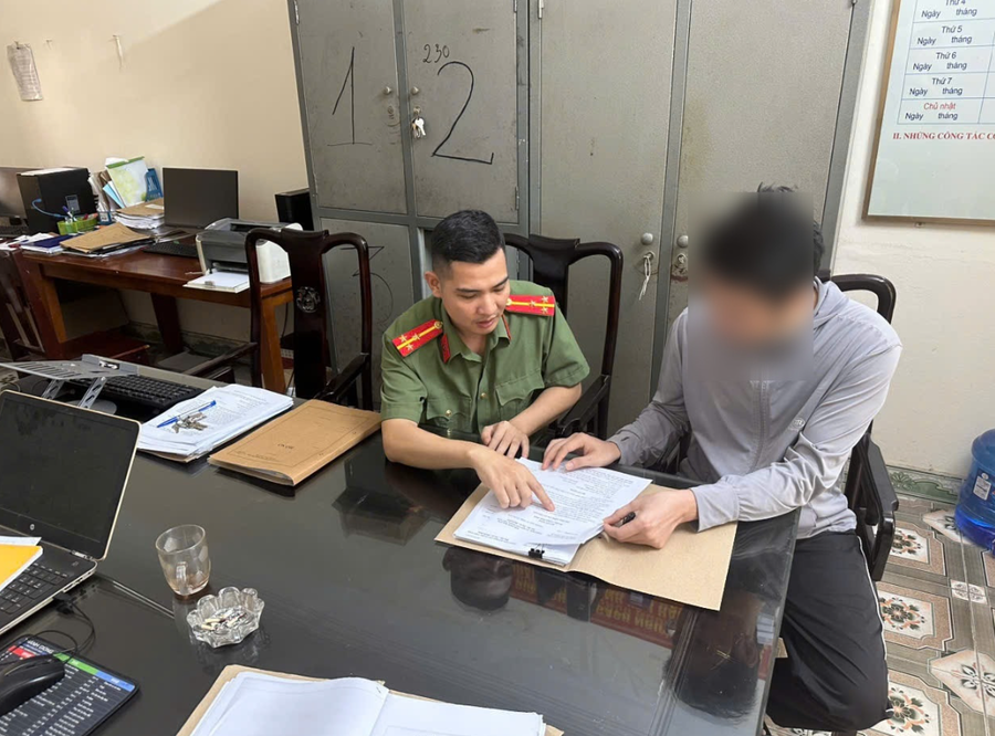 Cơ quan công an làm việc với người vi phạm. Ảnh: CACC