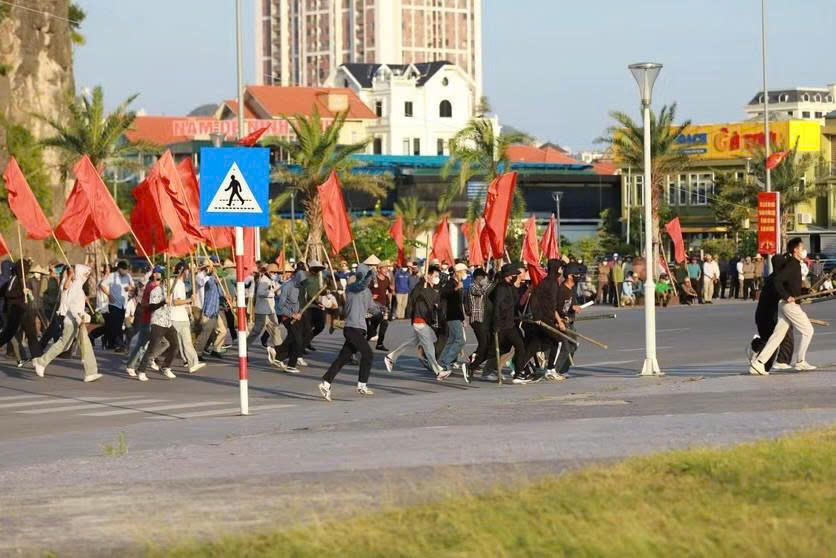 Tình huống đám đông quần chúng mang theo nhiều gậy gộc, gạch đá,... có biểu hiện kích động mạnh, cuộc gây rối có khả năng trở thành cuộc bạo loạn.