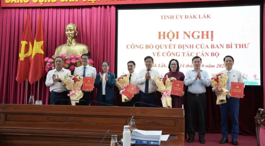 Thường trực Tỉnh ủy Đắk Lắk trao quyết định của Ban Bí thư và tặng hoa chúc mừng các đồng chí được chỉ định tham gia Ban Chấp hành Đảng bộ tỉnh. 