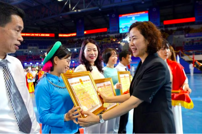 Bà Vũ Thị Mai Anh, Phó Chủ tịch UBND thành phố, Trưởng Ban Chỉ đạo Đại hội TDTT thành phố Quảng Ninh lần thứ X, năm 2026 trao giải cho các đội thắng cuộc. Bà Vũ Thị Mai Anh, Phó Chủ tịch UBND thành phố, Trưởng Ban Chỉ đạo Đại hội TDTT thành phố Quảng Ninh lần thứ X, năm 2026 trao giải cho các đội thắng cuộc.